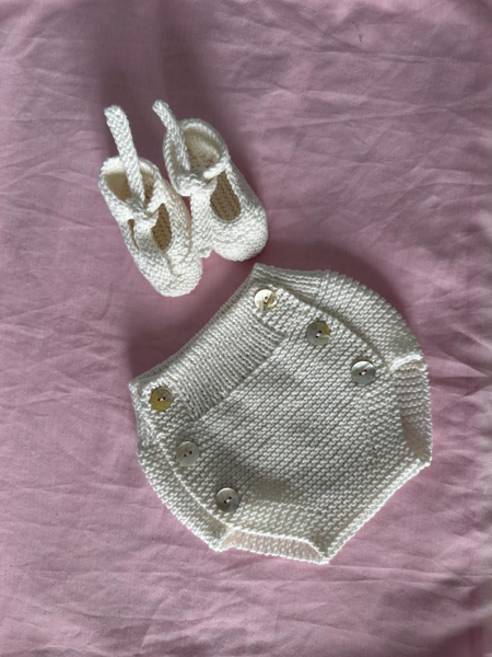 Cubrepañal de 0 a 3 meses ,tejido en hilo de algodón blanco.